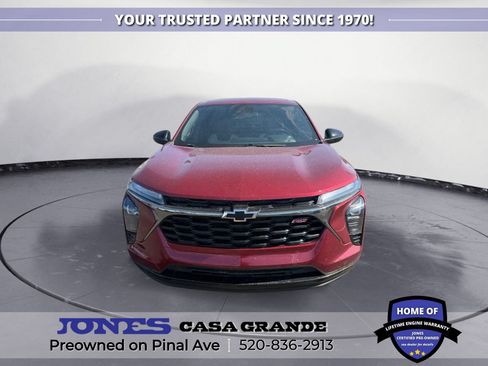 Used 2025 Chevrolet Trax RS w/ Sunroof Package FWD image 2