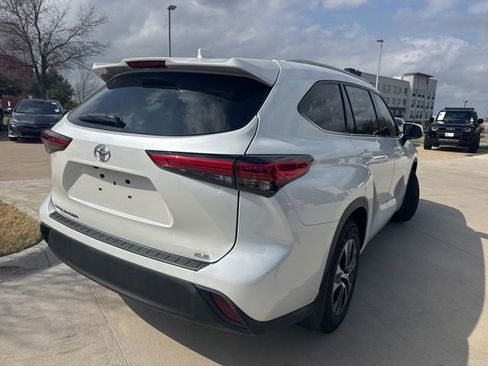 Used 2022 Toyota Highlander XLE image 3