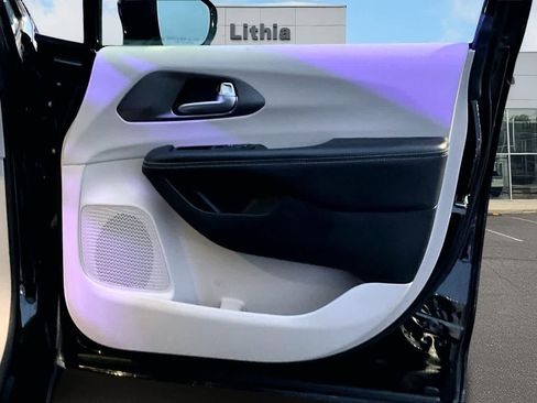 Used 2024 Chrysler Pacifica Select image 29