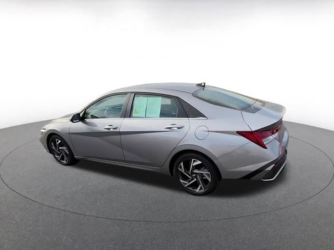 Used 2025 Hyundai Elantra Limited image 10