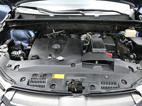 Certified 2019 Toyota Highlander Limited Platinum image 24