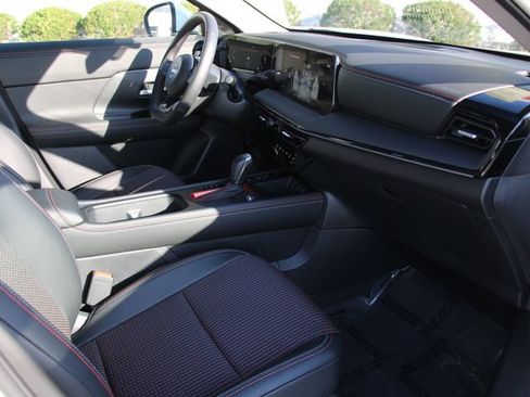 Used 2025 Nissan Kicks SR FWD image 32