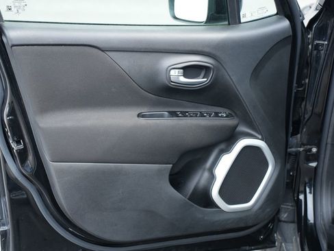 Used 2021 Jeep Renegade Latitude w/ Luxury Group I image 16