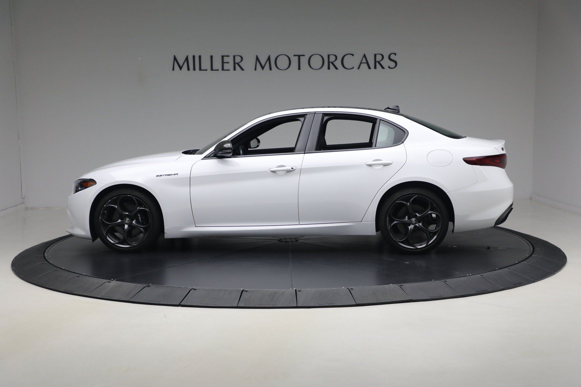 Used 2023 Alfa Romeo Giulia Estrema AWD/4WD image 3