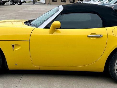 Used 2008 Pontiac Solstice Convertible w/ Premium Package RWD image 4