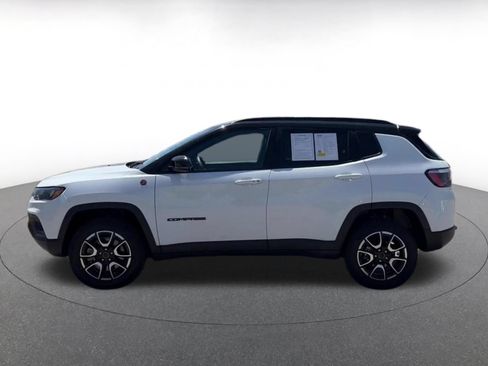 Used 2025 Jeep Compass Trailhawk w/ Trailer Tow Group AWD/4WD image 9
