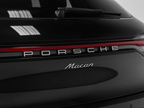 Certified 2020 Porsche Macan AWD/4WD image 17