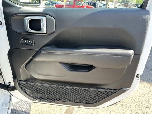 Used 2018 Jeep Wrangler Unlimited Sahara AWD/4WD image 9