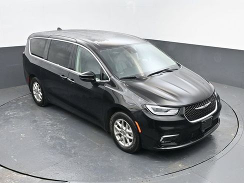 Used 2024 Chrysler Pacifica Touring-L image 21