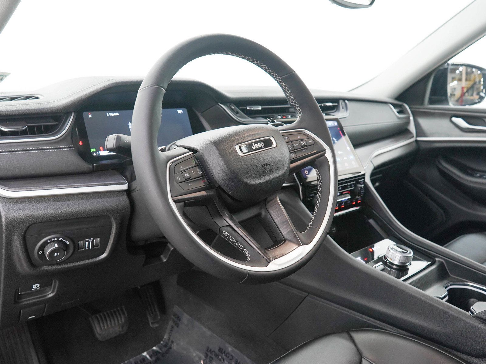 Used 2023 Jeep Grand Cherokee Limited AWD/4WD image 25