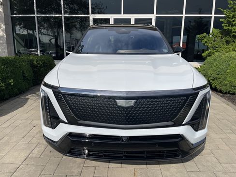 Used 2026 Cadillac Vistiq Sport w/ LPO, Floor Liner Package AWD/4WD image 2