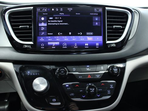 Used 2022 Chrysler Pacifica Touring-L FWD image 23