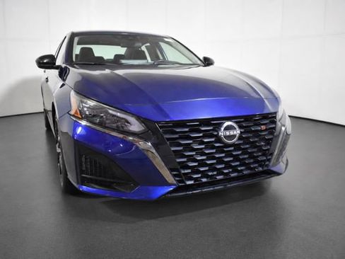 Used 2024 Nissan Altima 2.5 SR w/ SR Premium Package FWD image 3