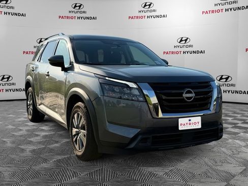 Used 2025 Nissan Pathfinder SV AWD/4WD image 1