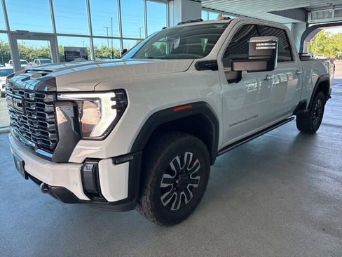 Used 2024 GMC Sierra 2500 Denali Ultimate AWD/4WD image 3