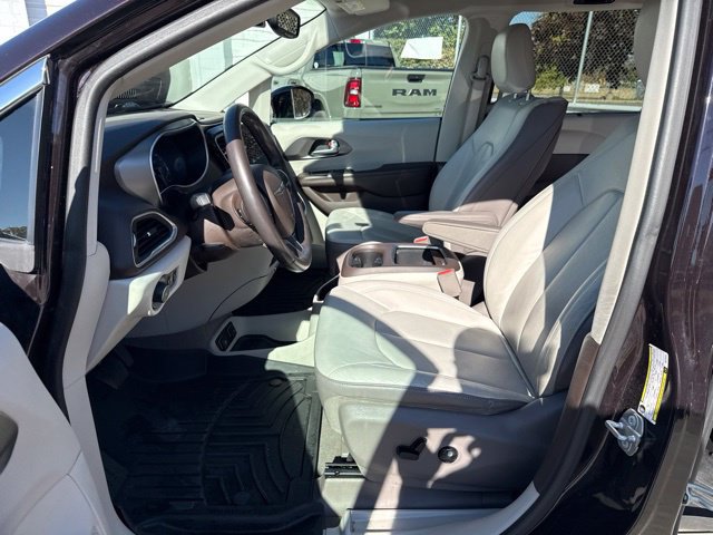 Used 2018 Chrysler Pacifica Touring-L Plus w/ Tire & Wheel Group FWD image 18