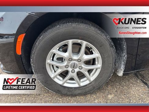 Used 2025 Chrysler Pacifica Select image 16