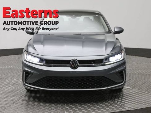 Used 2025 Volkswagen Jetta SE FWD image 2