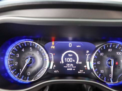 Used 2022 Chrysler Pacifica Touring-L image 15