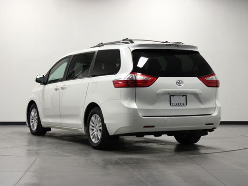 Used 2017 Toyota Sienna XLE image 6