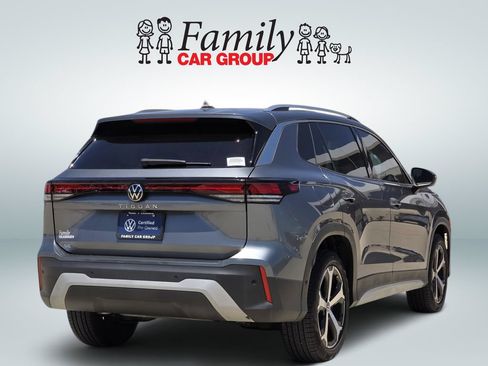 Used 2025 Volkswagen Tiguan SE FWD image 4