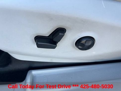 Used 2017 Chrysler Pacifica Limited w/ Tire & Wheel Group FWD image 17