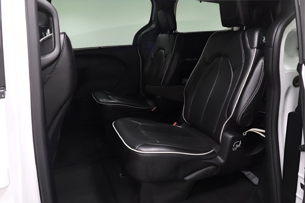 Certified 2025 Chrysler Pacifica Limited FWD image 14