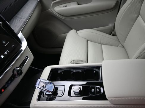 New 2026 Volvo XC90 T8 Ultra w/ Protection Package Premier AWD/4WD image 16
