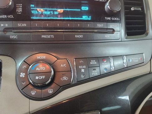 Used 2014 Toyota Sienna LE image 18