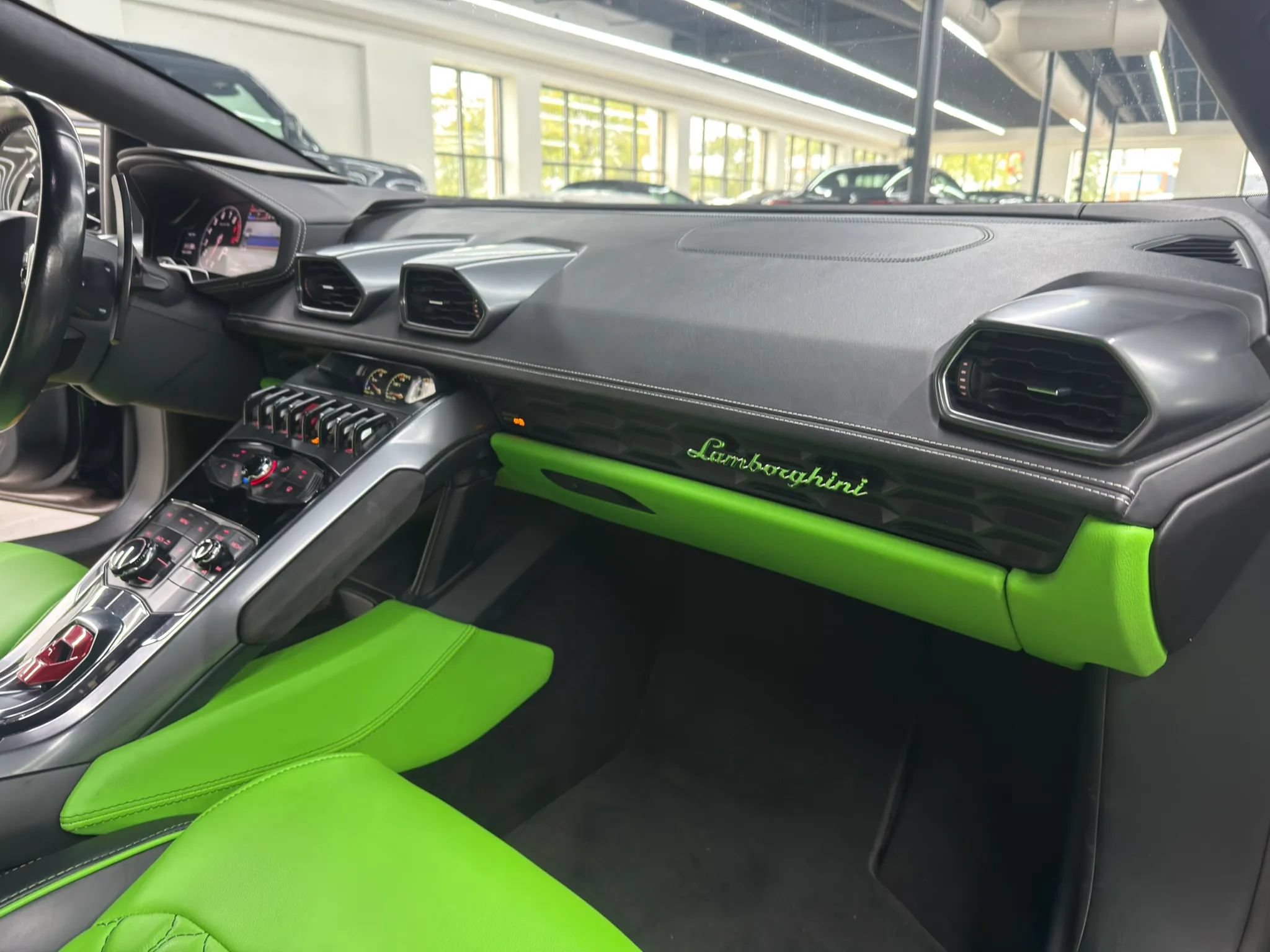 Used 2015 Lamborghini Huracan LP 610-4 AWD/4WD image 33