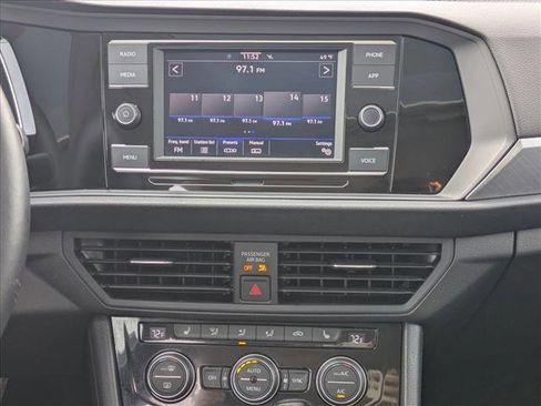 Used 2024 Volkswagen Jetta SE image 14