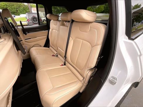 Used 2023 Jeep Grand Cherokee Limited w/ Black Appearance Package AWD/4WD image 20