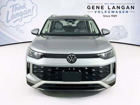 Used 2025 Volkswagen Tiguan SE AWD/4WD image 2