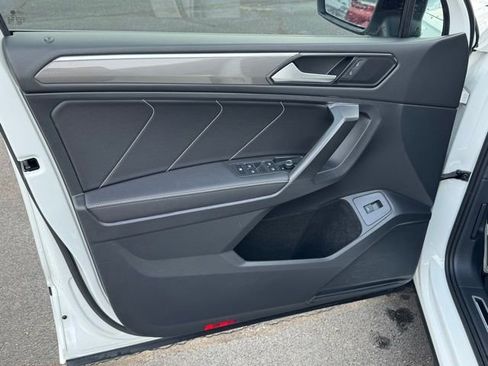 Used 2022 Volkswagen Tiguan SE R-Line image 13