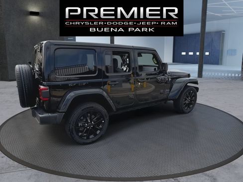 Used 2025 Jeep Wrangler Unlimited Sahara w/ Safety Group AWD/4WD image 8