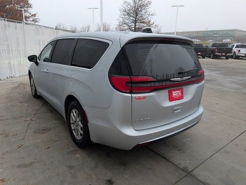 Used 2024 Chrysler Pacifica Touring-L image 21