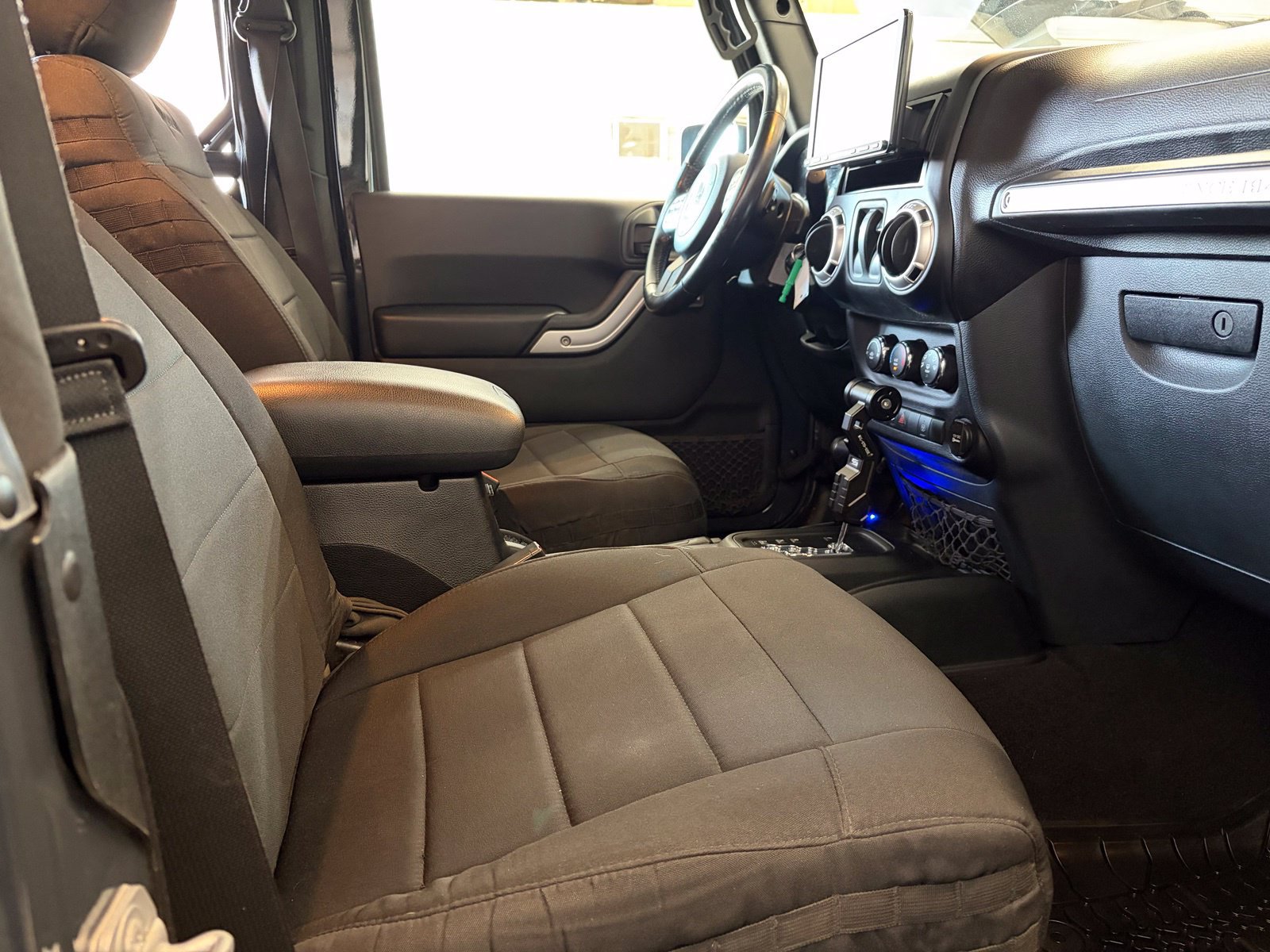 Used 2016 Jeep Wrangler Rubicon w/ Power Convenience Group AWD/4WD image 26