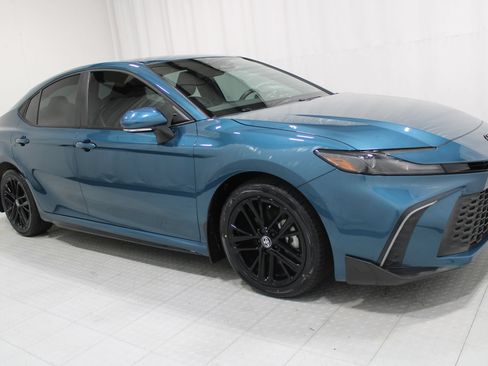 Used 2026 Toyota Camry SE w/ Convenience Package FWD image 4