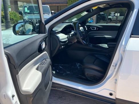 Used 2025 Jeep Compass Limited AWD/4WD image 3
