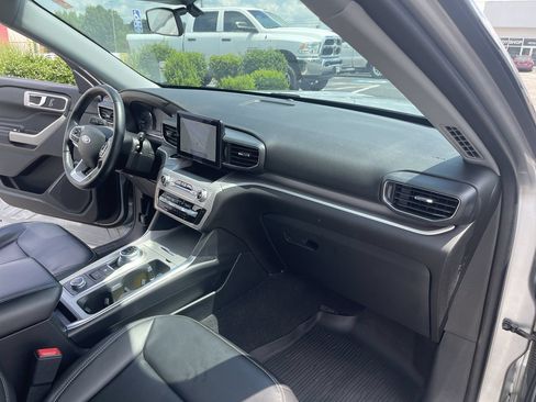 Used 2022 Ford Explorer XLT w/ Equipment Group 202A AWD/4WD image 29