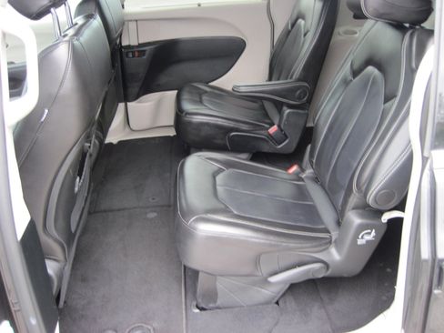 Used 2024 Chrysler Pacifica Touring-L FWD image 10
