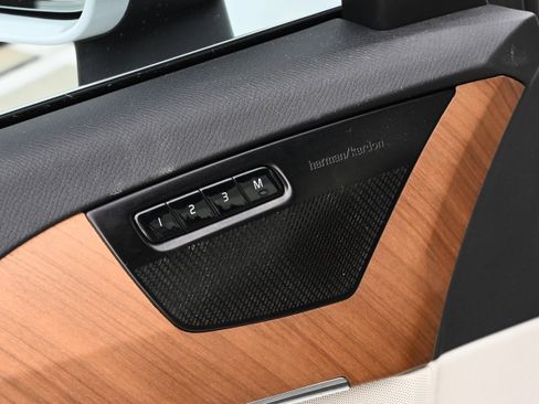 Used 2022 Volvo XC90 T6 Momentum w/ Protection Package Premier image 21