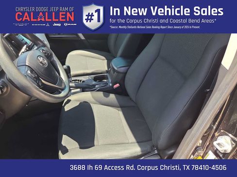 Used 2018 Toyota RAV4 LE FWD image 18