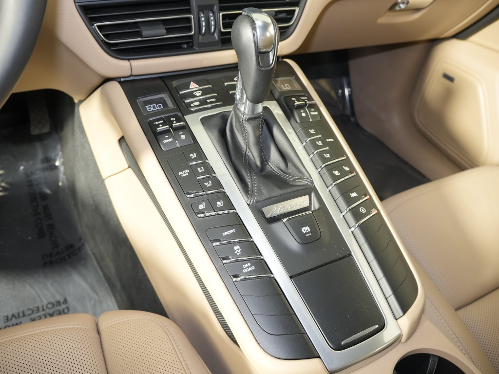Certified 2020 Porsche Macan AWD/4WD image 32