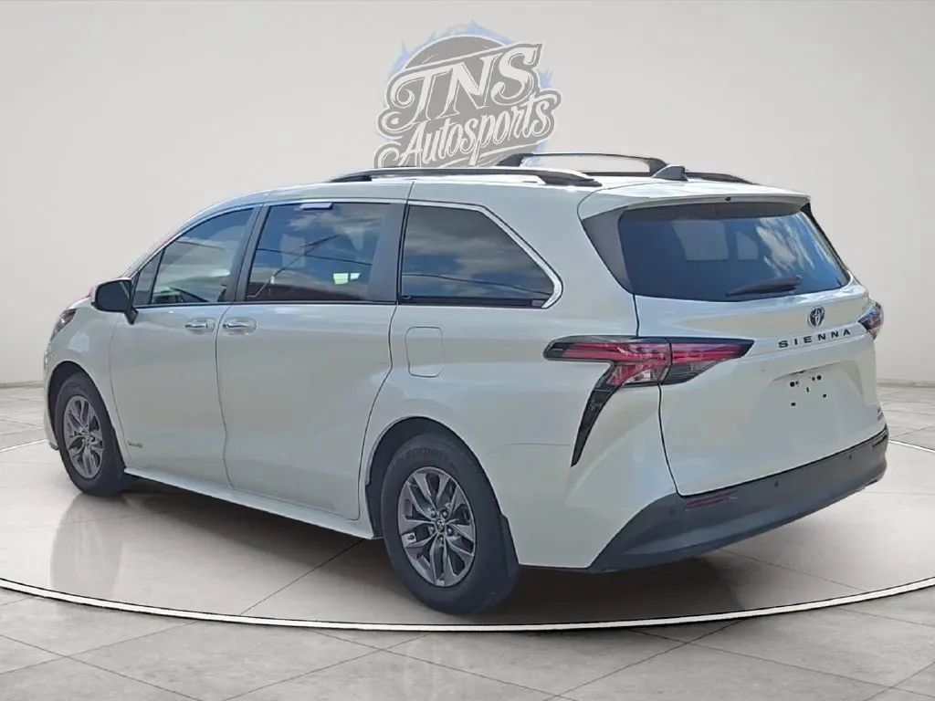 Used 2021 Toyota Sienna XLE FWD image 3
