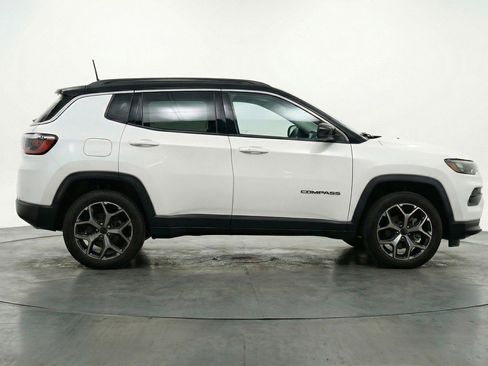Used 2025 Jeep Compass Limited image 11