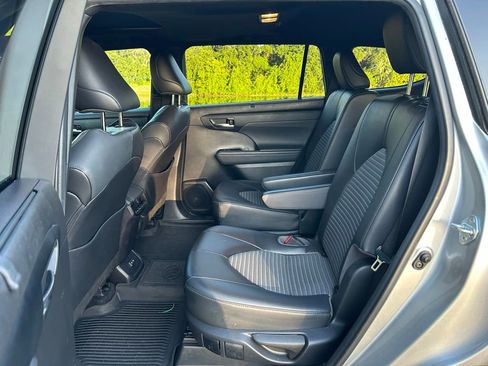 Used 2022 Toyota Highlander XSE FWD image 15