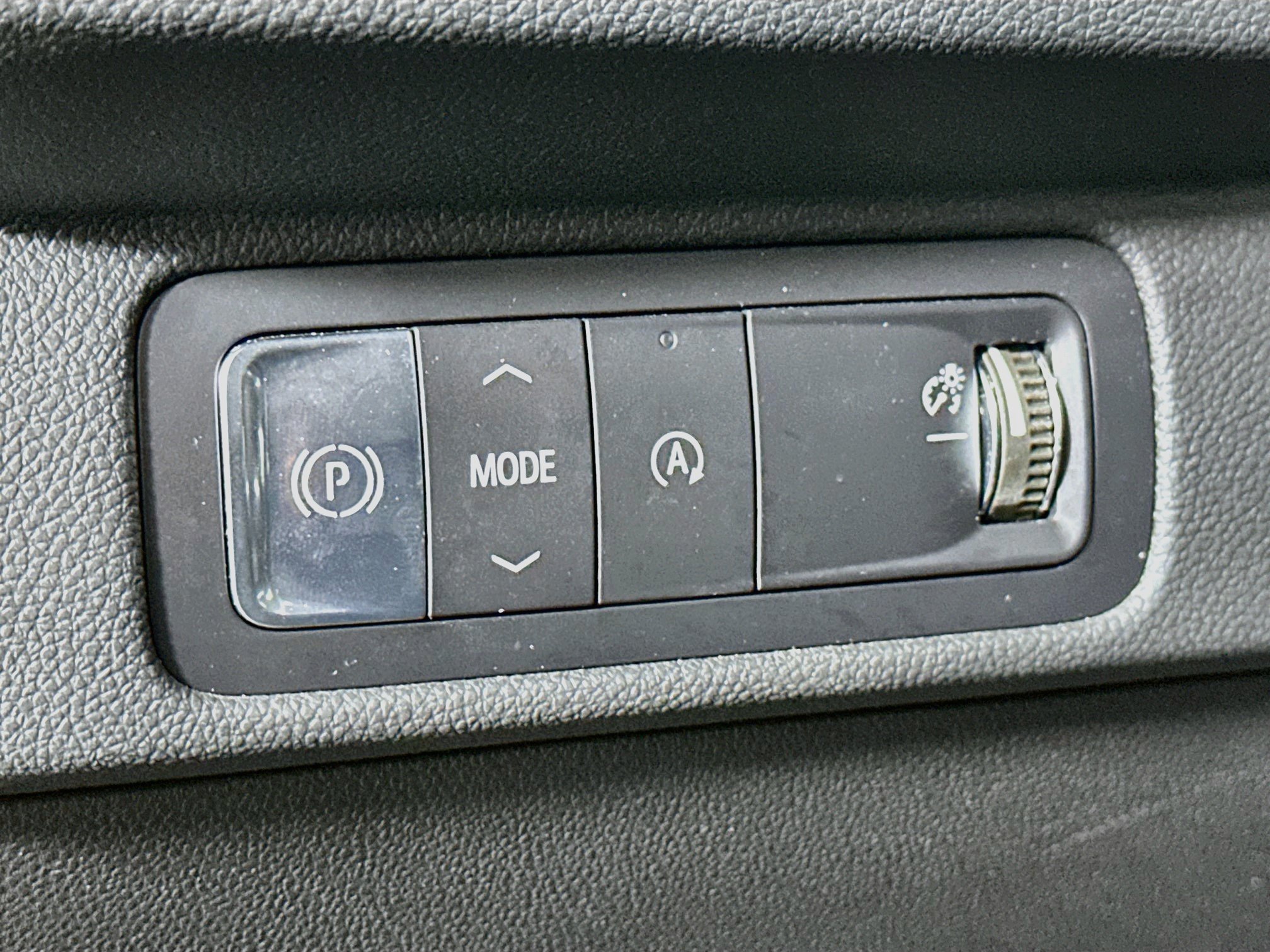 Used 2025 Chevrolet Traverse LT FWD image 17