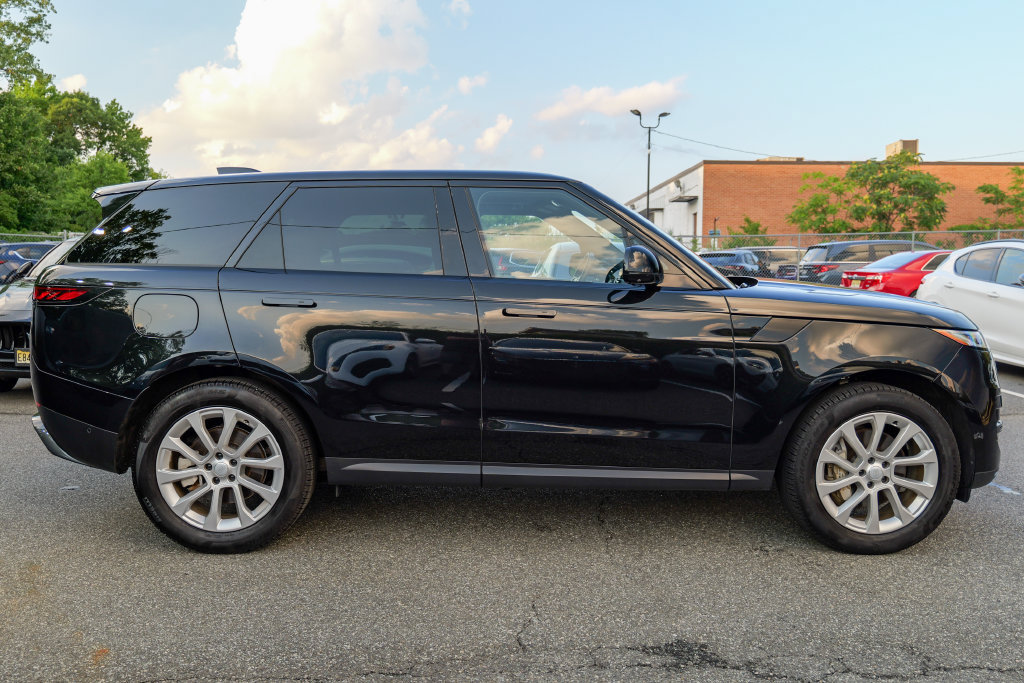 Used 2025 Land Rover Range Rover Sport SE AWD/4WD image 8