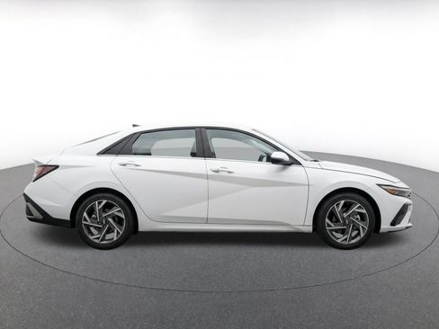 Used 2025 Hyundai Elantra SEL FWD image 10